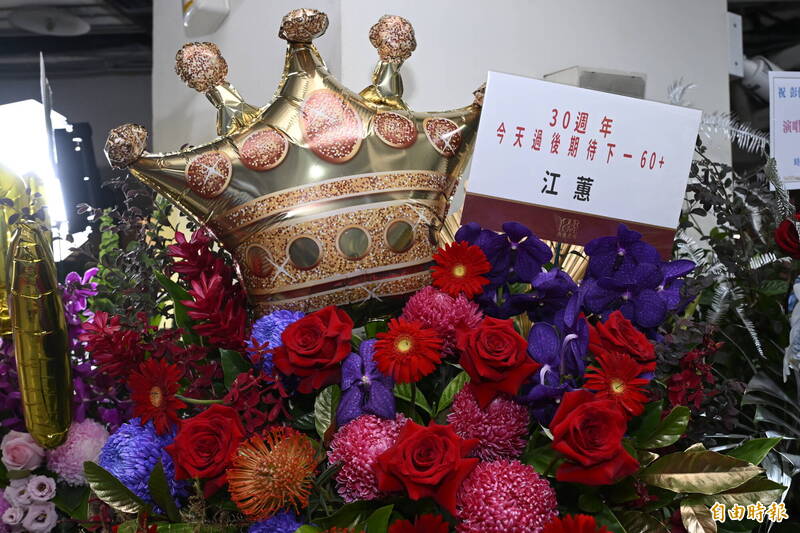 彭佳慧5度攻蛋 江蕙送花祝賀