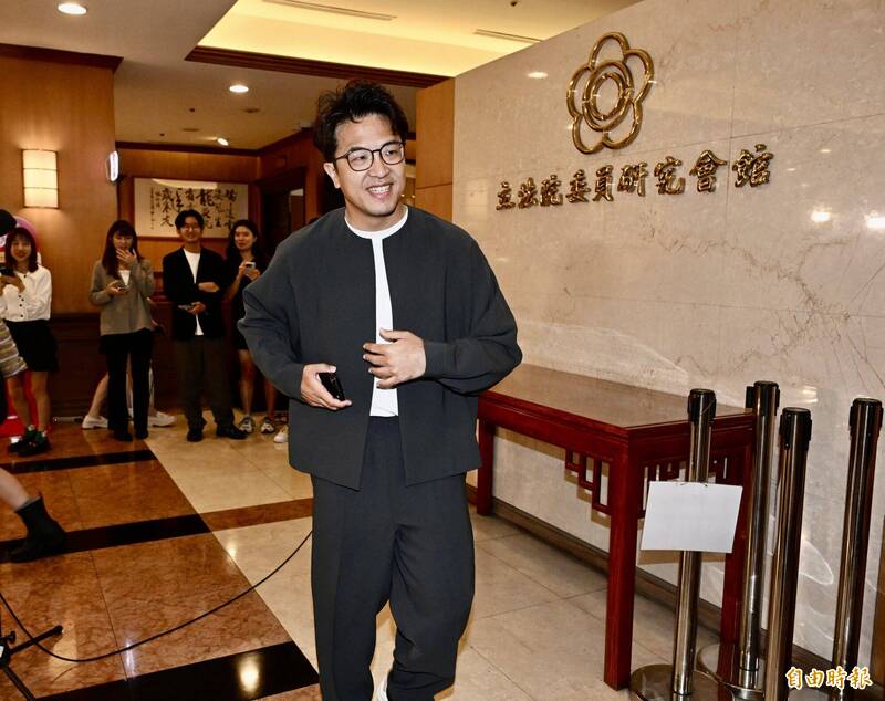 沈伯洋蔣萬安辯論傳已簽同意書