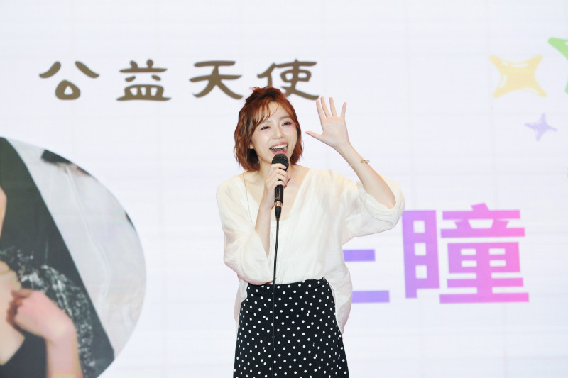 王瞳40歲生日許願 艾成回應引關注
