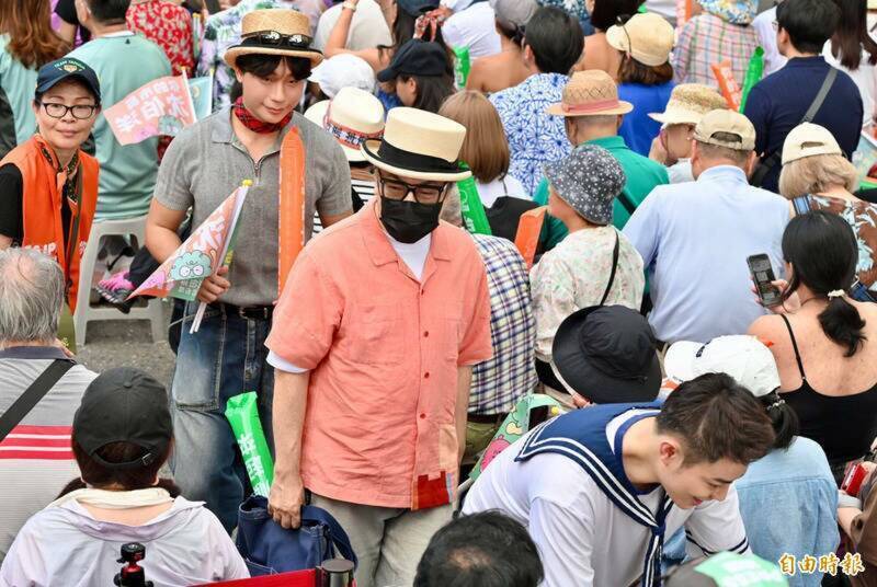 蔡康永现身沈伯洋活动 焦糖哥哥力挺