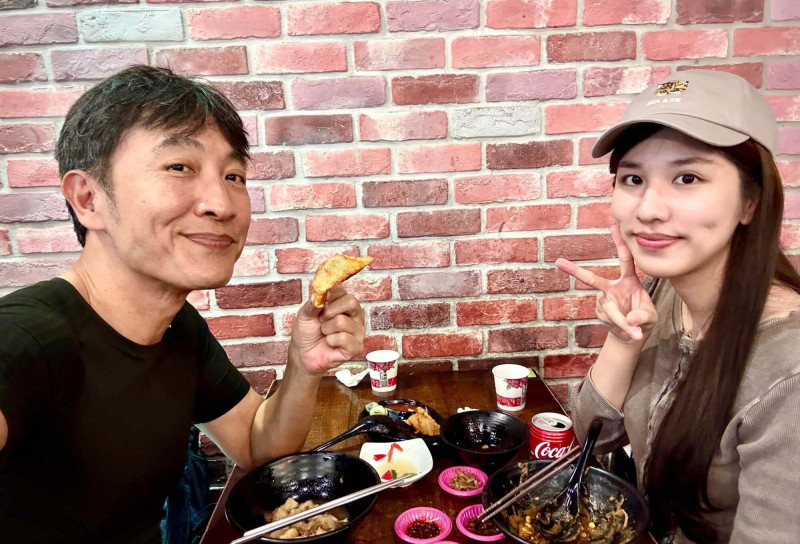 方文琳前夫于冠華穿女儿订制西装